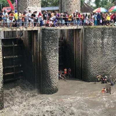 Rutinitas tahunan spei gelontor waled di Dam Blambangan
